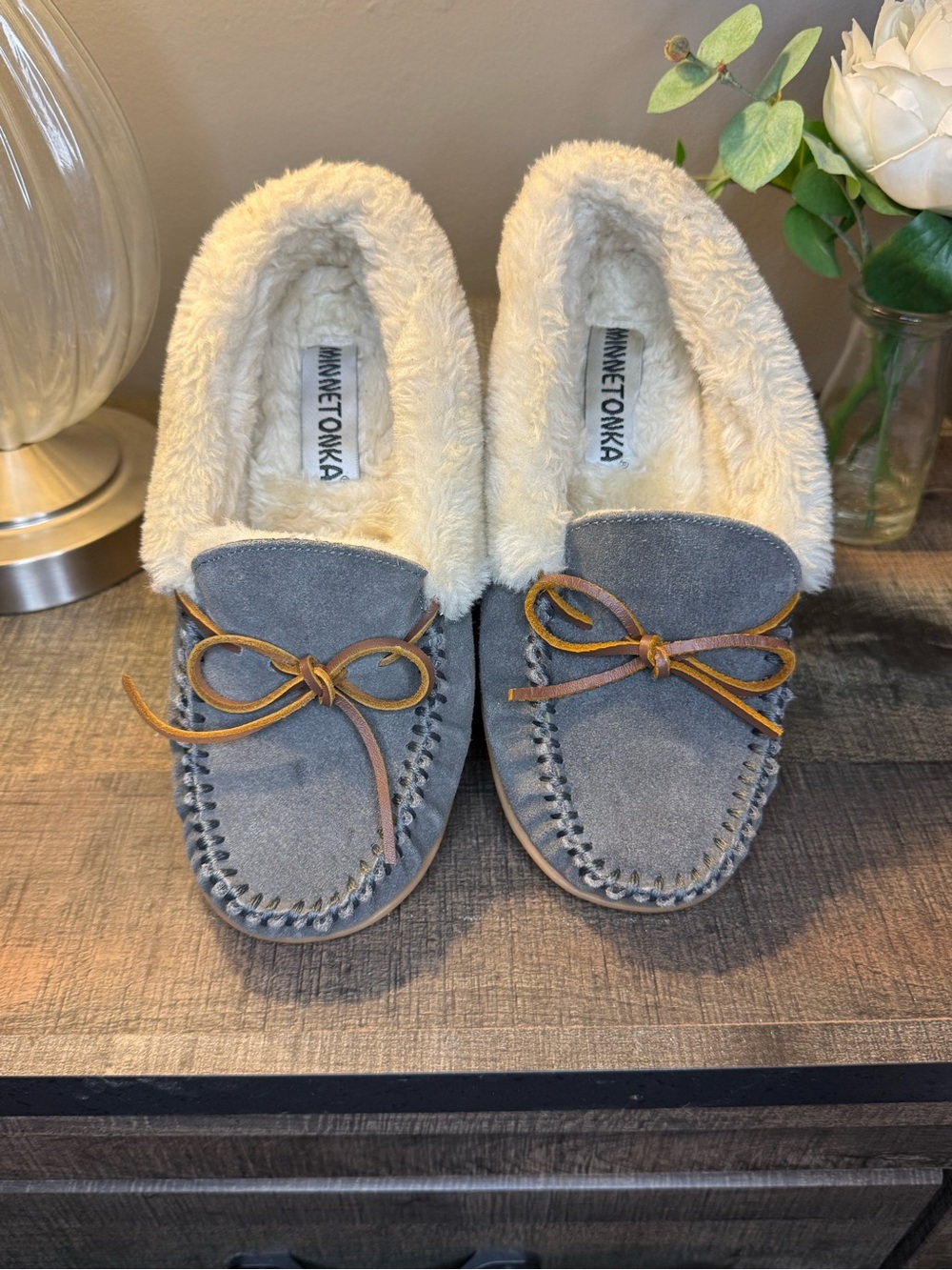 Minnetonka Gray Suede Faux Fur Lined Moccasin Slippers Women’s Size 6